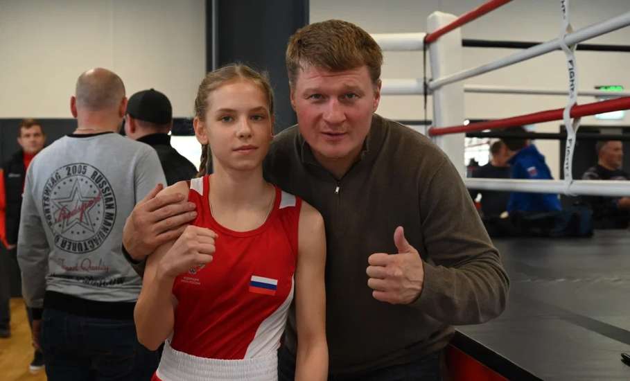 Чемпион мира по боксу, олимпийский чемпион Александр Поветкин посетил город Елец