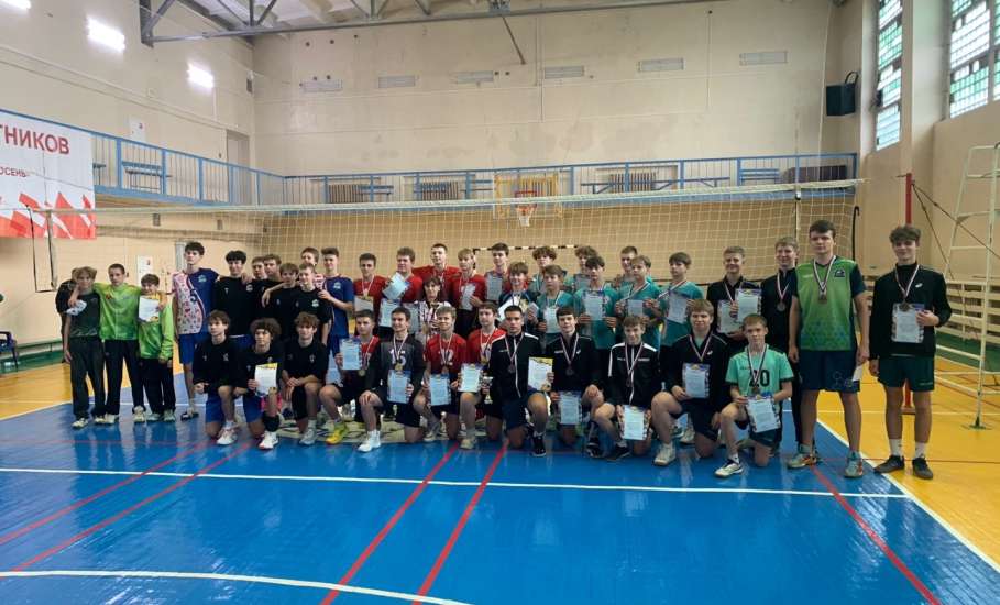 17-19 октября в спортивном комплексе "Локомотив" города Ельца прошло Первенство СШ №1 по волейболу