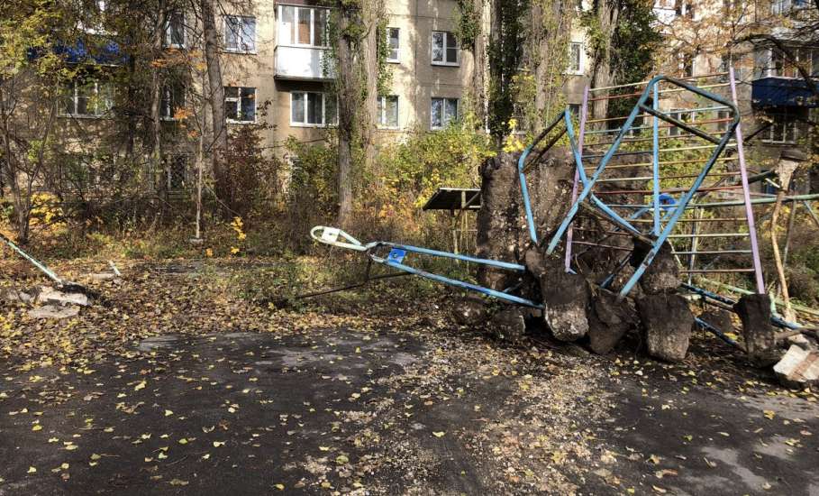 В микрорайоне Новые дома в Ельце раскурочили спортивно-детскую площадку!