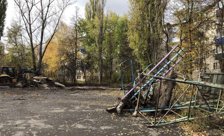 В микрорайоне Новые дома в Ельце раскурочили спортивно-детскую площадку!