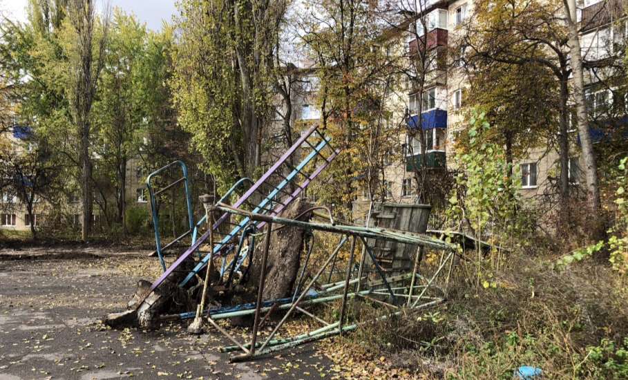 В микрорайоне Новые дома в Ельце раскурочили спортивно-детскую площадку!