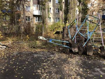 В микрорайоне Новые дома в Ельце раскурочили спортивно-детскую площадку!