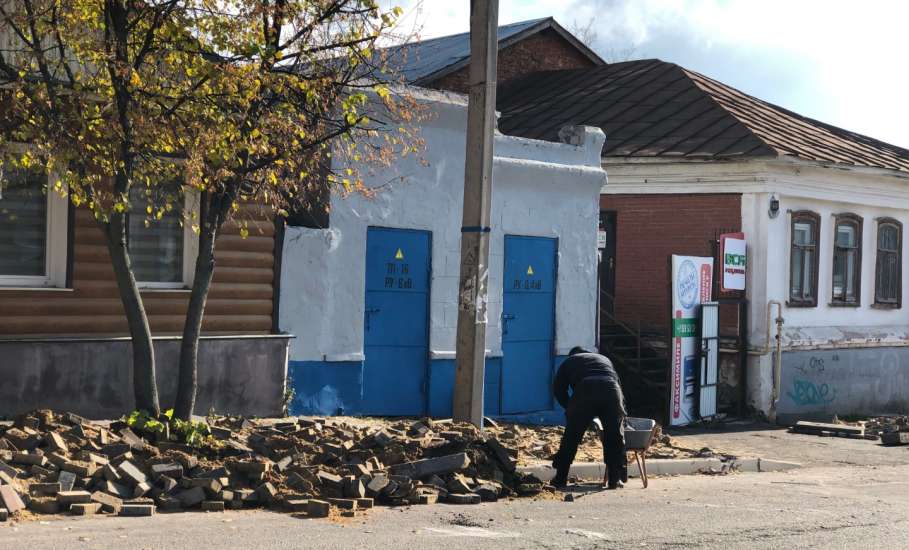 Тротуарная плитка по улице Ленина в Ельце расхищается по вине подрядчика?!