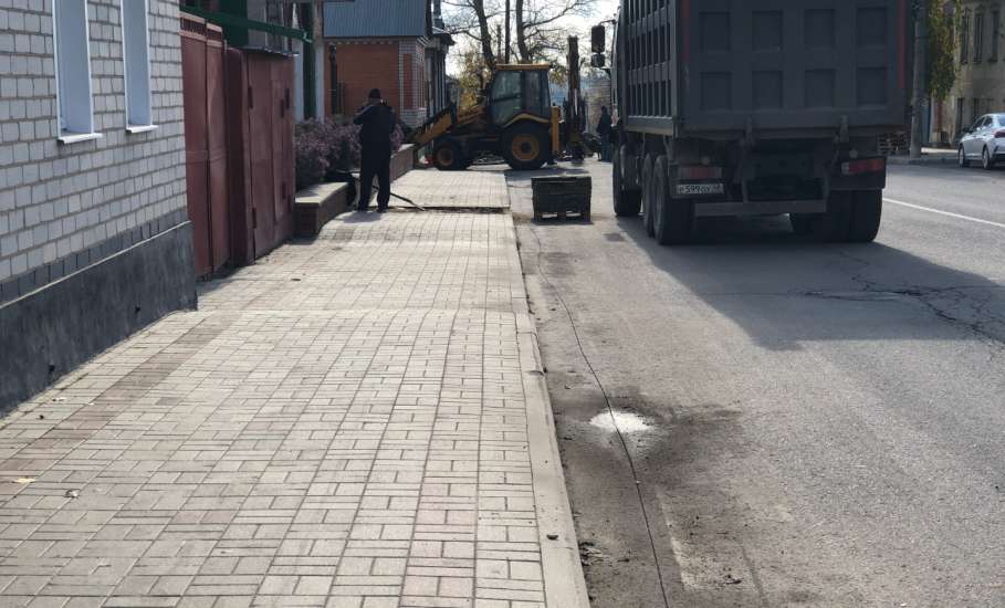 Тротуарная плитка по улице Ленина в Ельце расхищается по вине подрядчика?!