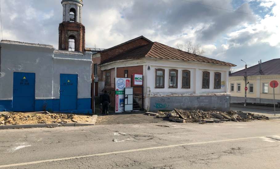 Тротуарная плитка по улице Ленина в Ельце расхищается по вине подрядчика?!