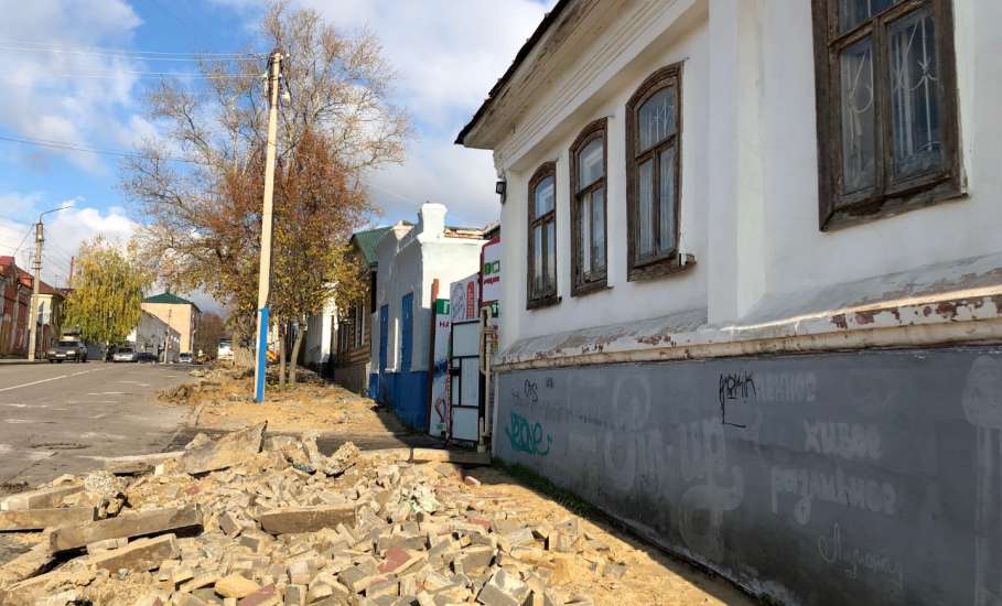 Тротуарная плитка по улице Ленина в Ельце расхищается по вине подрядчика?!