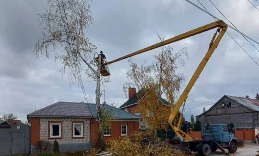 Сотрудники МУП «Елец-Сервис» продолжают работы по благоустройству города