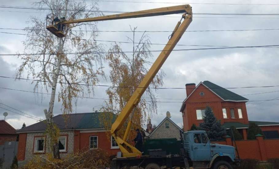 Сотрудники МУП «Елец-Сервис» продолжают работы по благоустройству города
