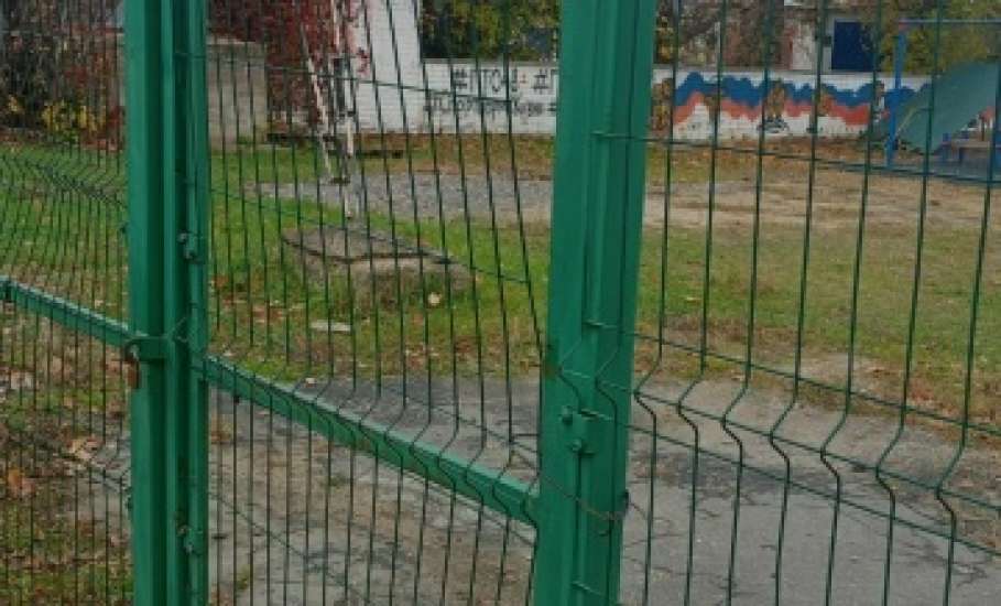 ВАНДАЛИЗМ НА СПОРТПЛОЩАДКЕ в Ельце!