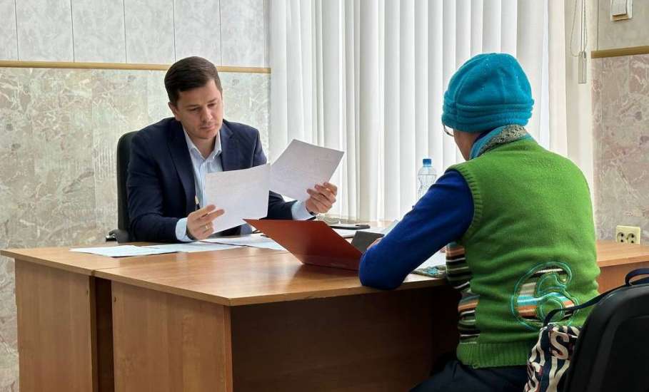 Вячеслав Жабин: «Асфальтирование дороги в мкр. Чёрная Слобода и законность проезда по улице Колхозной, конфликт между соседями, обсудили на встрече»