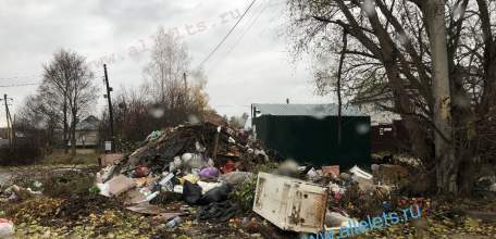 Целая гора мусора выросла в Ельце как на дрожжах по улице Маяковского!