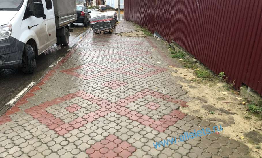 В Ельце приступили к укладке тротуарной плитки по улице Пушкина