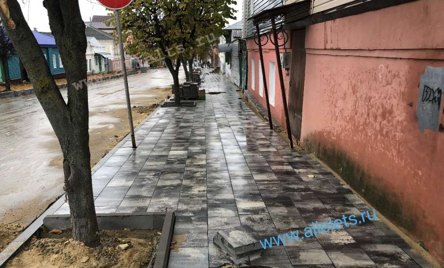 В Ельце приступили к укладке тротуарной плитки по улице Пушкина