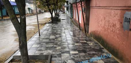 В Ельце приступили к укладке тротуарной плитки по улице Пушкина