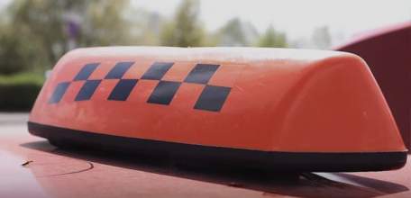 Пьяный ельчанин напал на такси, заказанное ночью