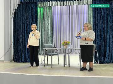 На встречу к литературному клубу-победителю в Ельце приехала известная писательница Дарья Донцова