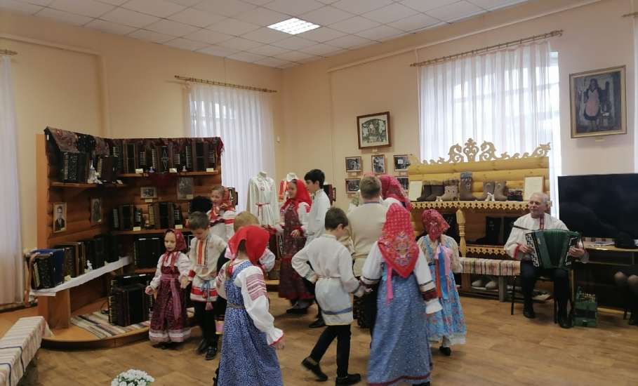 Литературно-музыкальный вечер, посвящённый 130-летию Сергея Есенина прошёл в Ельце