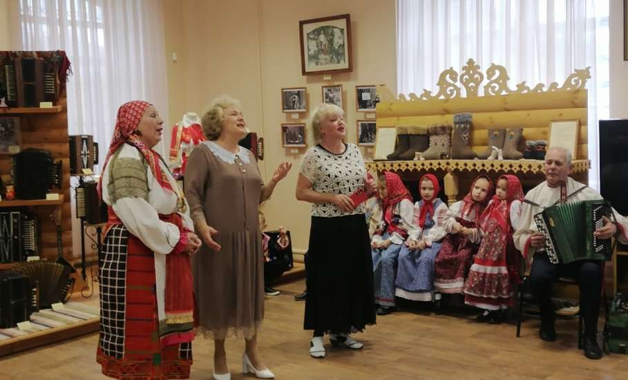 Литературно-музыкальный вечер, посвящённый 130-летию Сергея Есенина прошёл в Ельце