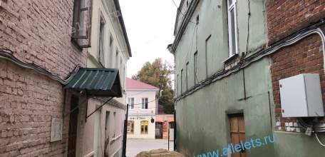 … А из нашего двора, хоть кофеенка видна!