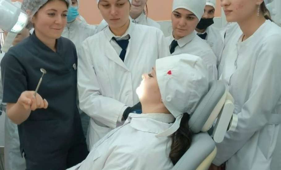 Будущие медики побывали за кулисами стоматологии!