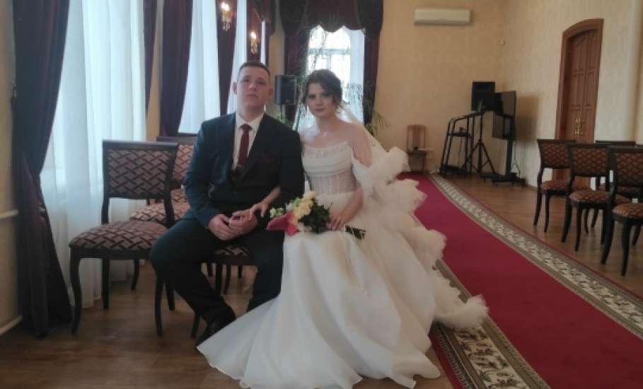 Поздравляем с днем бракосочетания пары, зарегистрировшие свой брак 28 октября 2025!