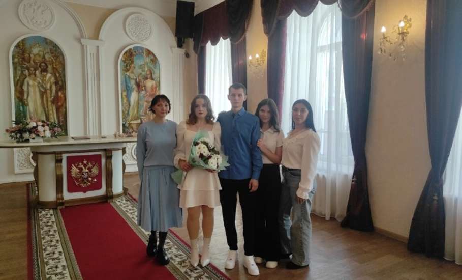 Поздравляем с днем бракосочетания пары, зарегистрировшие свой брак 28 октября 2025!