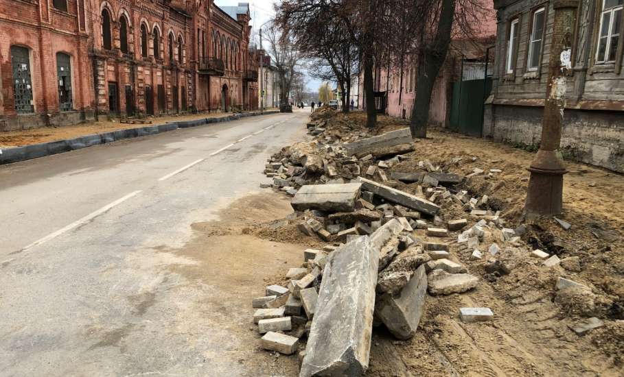 После нашего вчерашнего поста о перекрытии движения участка улицы Ленина в центре города, сегодня спецтехника исчезла вместе со строителями!