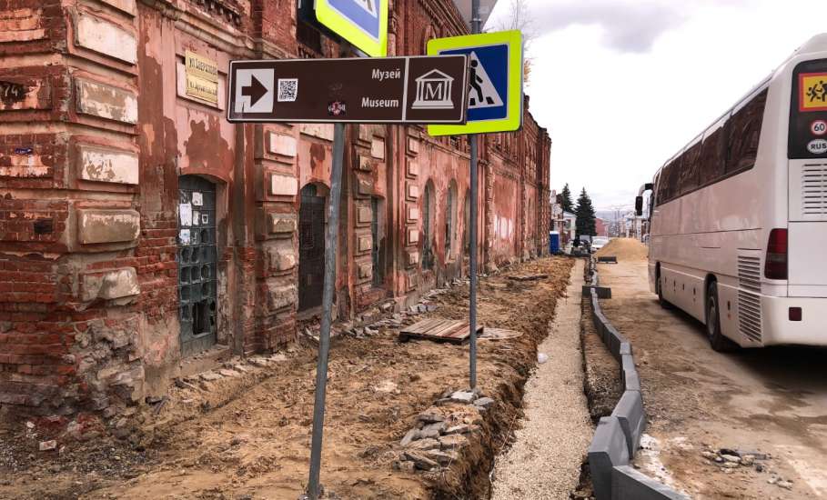 После нашего вчерашнего поста о перекрытии движения участка улицы Ленина в центре города, сегодня спецтехника исчезла вместе со строителями!