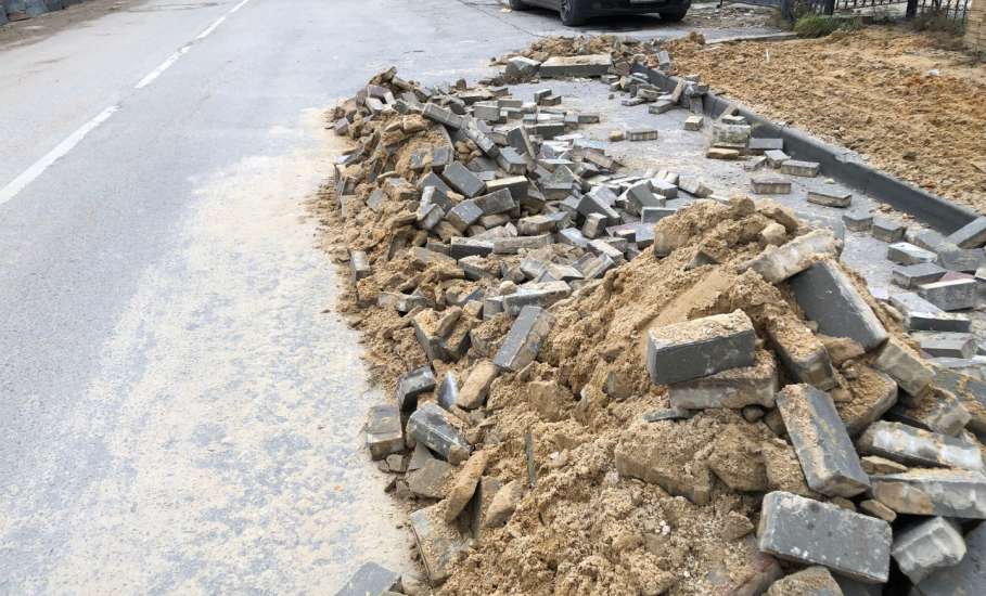 После нашего вчерашнего поста о перекрытии движения участка улицы Ленина в центре города, сегодня спецтехника исчезла вместе со строителями!