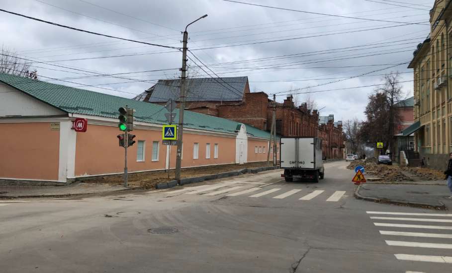 После нашего вчерашнего поста о перекрытии движения участка улицы Ленина в центре города, сегодня спецтехника исчезла вместе со строителями!