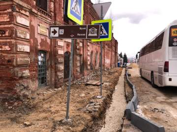 После нашего вчерашнего поста о перекрытии движения участка улицы Ленина в центре города, сегодня спецтехника исчезла вместе со строителями!