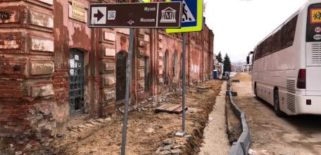 После нашего вчерашнего поста о перекрытии движения участка улицы Ленина в центре города, сегодня спецтехника исчезла вместе со строителями!