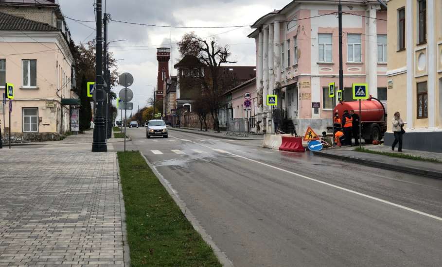Аварию в центре города в Ельце на перекрёстке улиц Коммунаров/Советская устраняют второй день!
