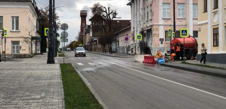 Аварию в центре города в Ельце на перекрёстке улиц Коммунаров/Советская устраняют второй день!