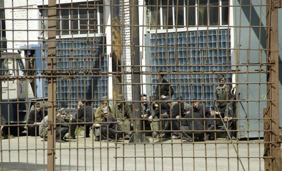 Начальник столовой колонии в Ельце получил от осуждённого взятку в миллион рублей