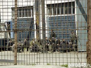 Начальник столовой колонии в Ельце получил от осуждённого взятку в миллион рублей