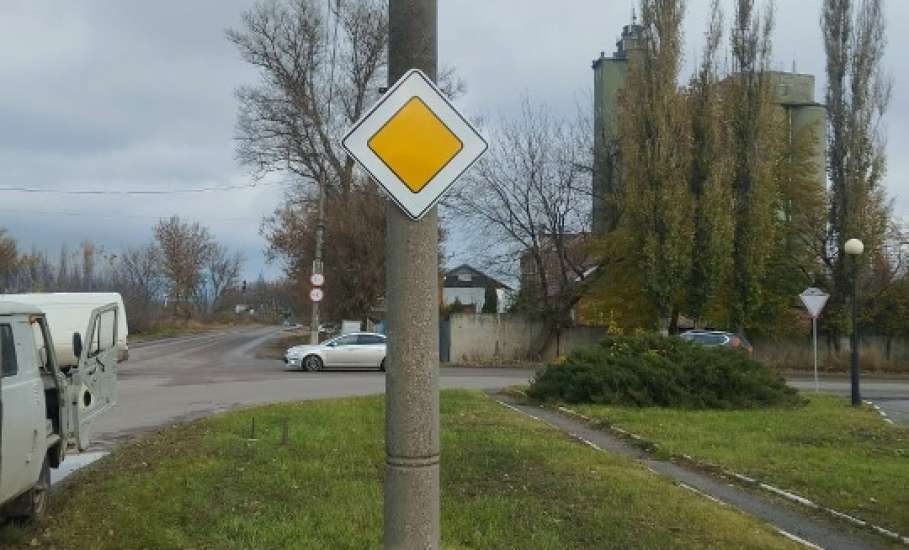 Сотрудники МУП «Елец-Сервис» продолжают работы по благоустройству города