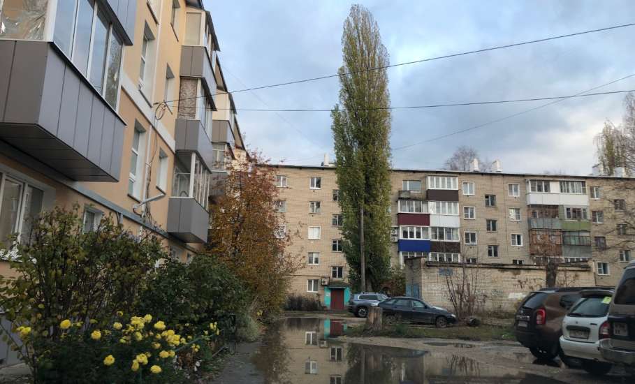 В двором проезде в Ельце по улице Коммунаров разлилось озерцо!