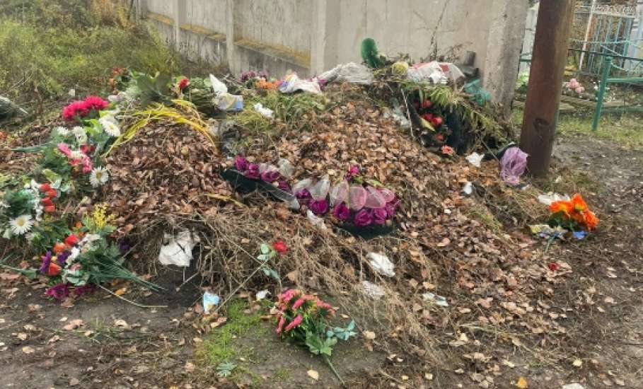 Ольшанское кладбище превратили в помойку по мнению жителя Ельца