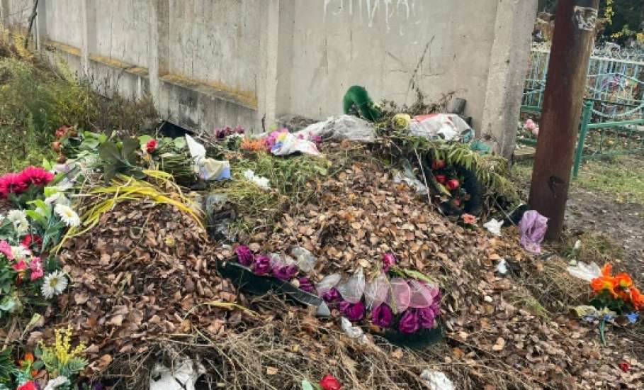 Ольшанское кладбище превратили в помойку по мнению жителя Ельца