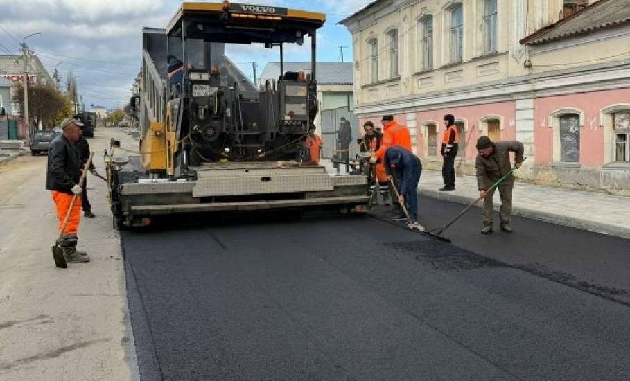 По улице Пушкина уже укладывают новый асфальт