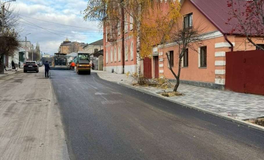 По улице Пушкина уже укладывают новый асфальт