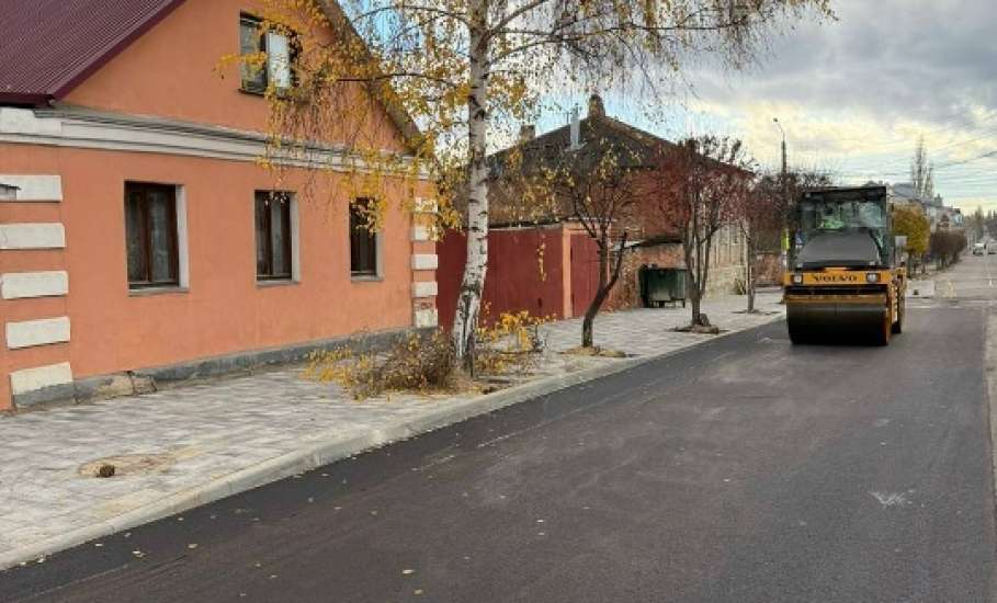 По улице Пушкина уже укладывают новый асфальт