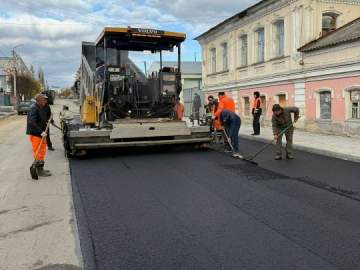 По улице Пушкина уже укладывают новый асфальт