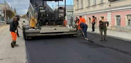 По улице Пушкина уже укладывают новый асфальт