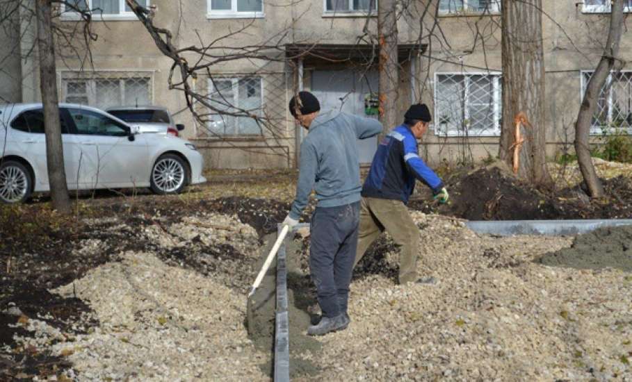 По улице Свердлова в Ельце продолжаются работы по благоустройству