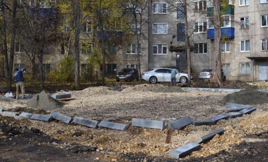 По улице Свердлова в Ельце продолжаются работы по благоустройству