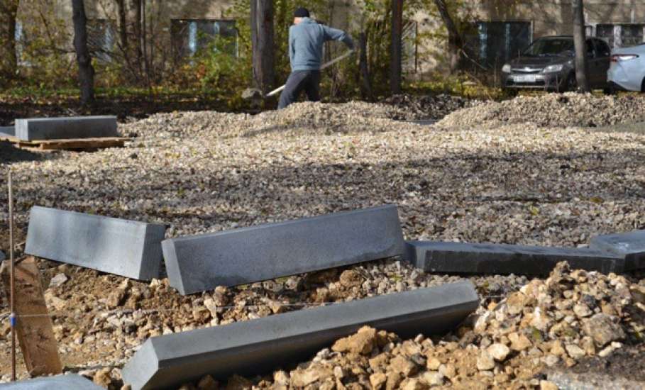 По улице Свердлова в Ельце продолжаются работы по благоустройству