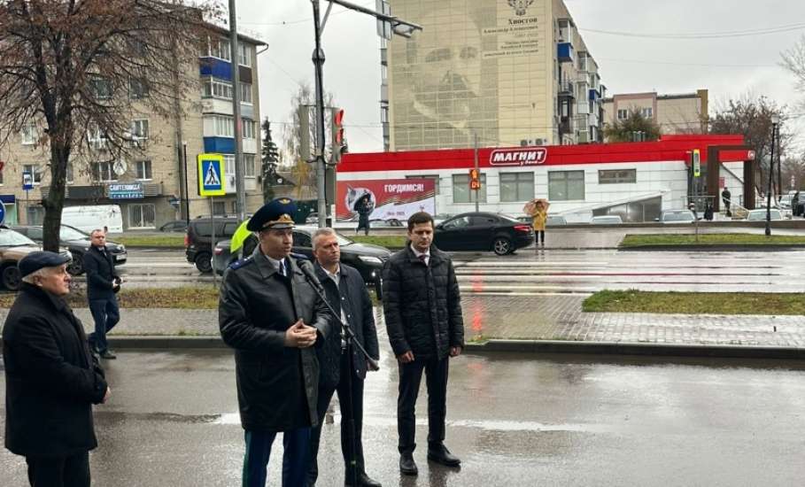 Сегодня в Ельце торжественно открыли мурал по улице Коммунаров с прокурором Липецкой области