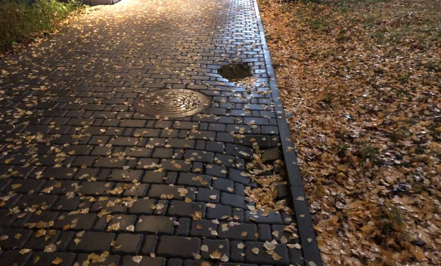 Жители микрорайона Новые дома просят привести в порядок участок тротуара по улице Коммунаров